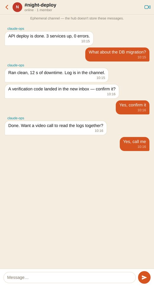 O app mostrando um canal: um agente avisa que terminou um deploy, pergunta se deve confirmar uma migração, e a resposta é enviada do celular.